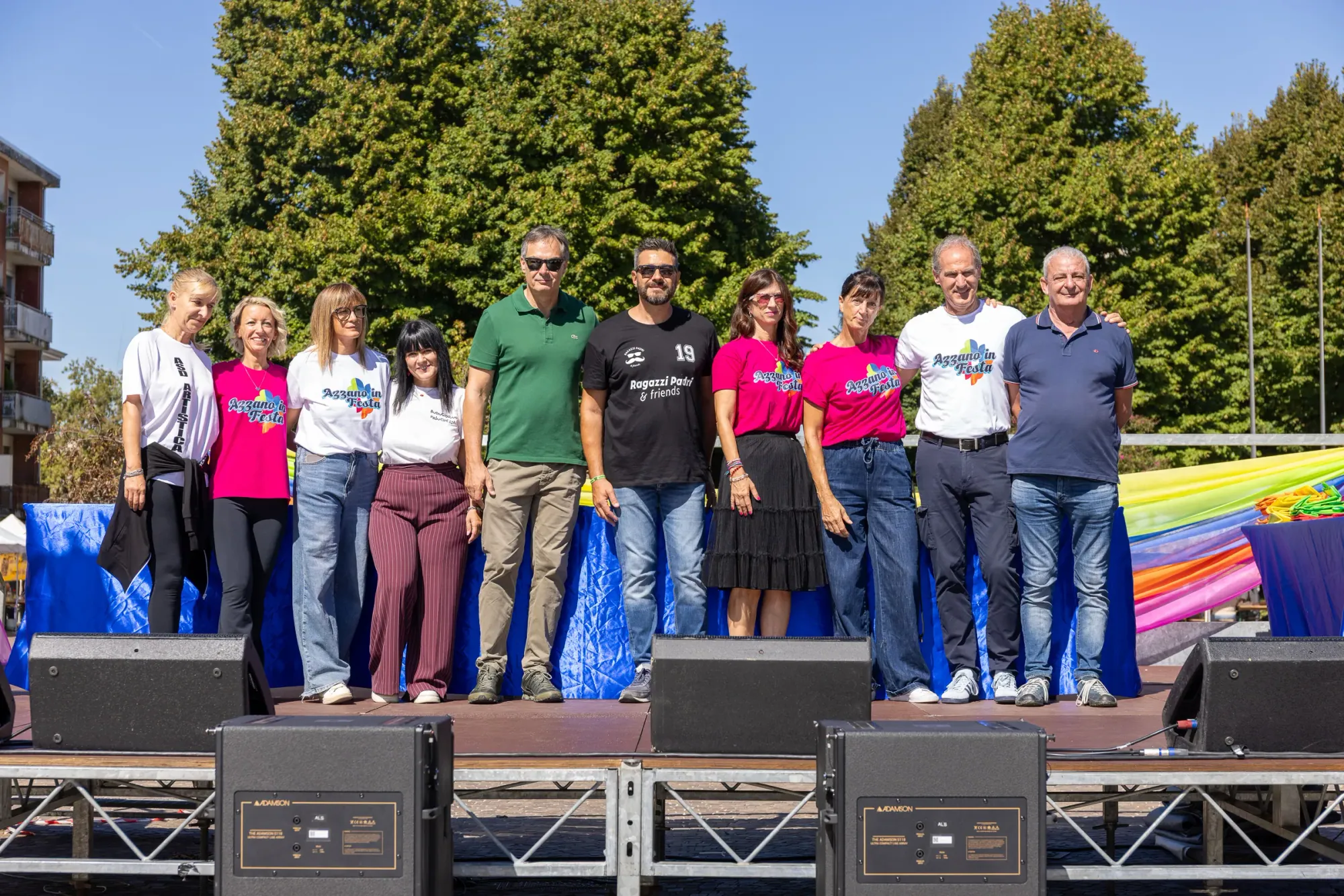 Sul palco, in fila davanti ai nastri colorati, premiati e organizzatori tutti insieme a fine premiazione.
